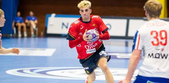 Petar Cikusa avanza con el balón y la camiseta roja de España ante la defensa de Noruega
