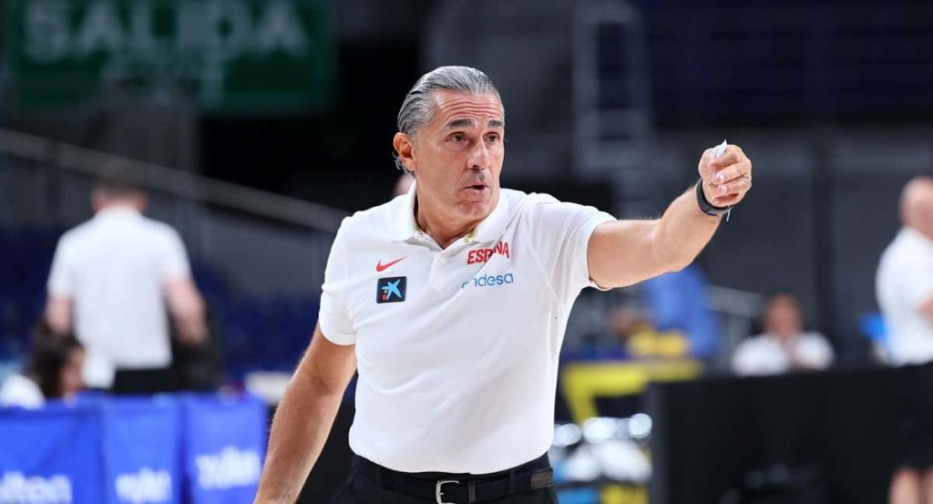 Sergio Scariolo, con el polo blanco de la selección española, da indicaciones con el brazo extendido