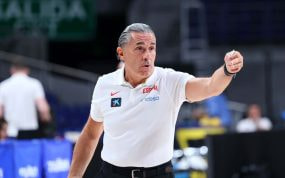 Sergio Scariolo, con el polo blanco de la selección española, da indicaciones con el brazo extendido