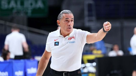Sergio Scariolo, con el polo blanco de la selección española, da indicaciones con el brazo extendido