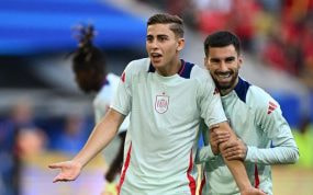 Fermín López gesticula junto a un compañero durante el calentamiento de la selección española en los Juegos