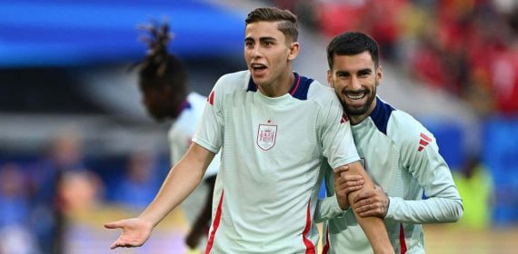 Fermín López gesticula junto a un compañero durante el calentamiento de la selección española en los Juegos