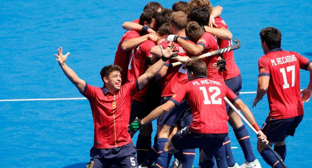 Los jugadores de la selección española de hockey hierba, con Marc Reyné y Marc Recasens entre ellos, celebran un gol en un abrazo colectivo