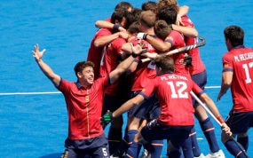 Los jugadores de la selección española de hockey hierba, con Marc Reyné y Marc Recasens entre ellos, celebran un gol en un abrazo colectivo