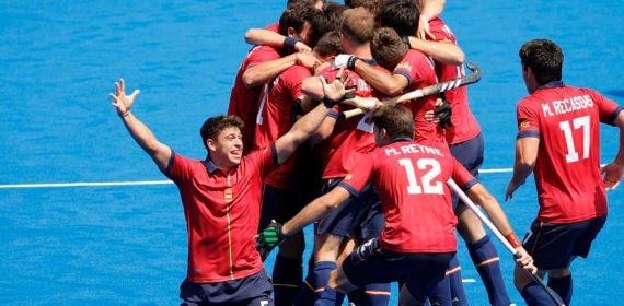 Los jugadores de la selección española de hockey hierba, con Marc Reyné y Marc Recasens entre ellos, celebran un gol en un abrazo colectivo