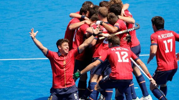 Los jugadores de la selección española de hockey hierba, con Marc Reyné y Marc Recasens entre ellos, celebran un gol en un abrazo colectivo