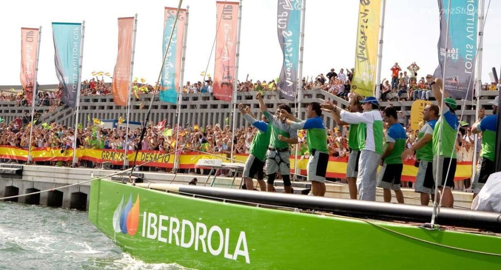 La tripulación del Desafío Español saluda al público desde el barco de Iberdrola en el puerto de Valencia durante la Copa América 2007