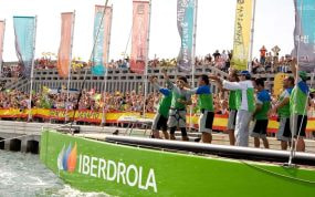 La tripulación del Desafío Español saluda al público desde el barco de Iberdrola en el puerto de Valencia durante la Copa América 2007