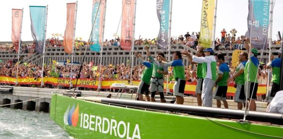 La tripulación del Desafío Español saluda al público desde el barco de Iberdrola en el puerto de Valencia durante la Copa América 2007