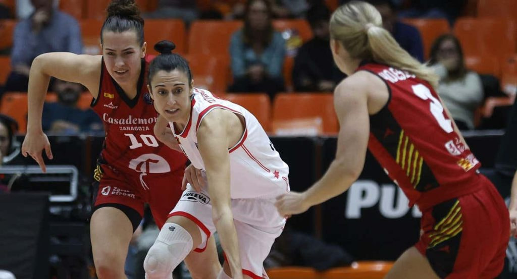 Una jugadora del Valencia Basket avanza con el balón entre dos rivales del Casademont Zaragoza