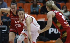 Una jugadora del Valencia Basket avanza con el balón entre dos rivales del Casademont Zaragoza