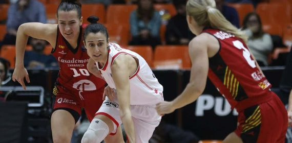 Una jugadora del Valencia Basket avanza con el balón entre dos rivales del Casademont Zaragoza