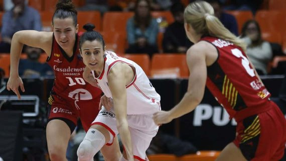 Una jugadora del Valencia Basket avanza con el balón entre dos rivales del Casademont Zaragoza