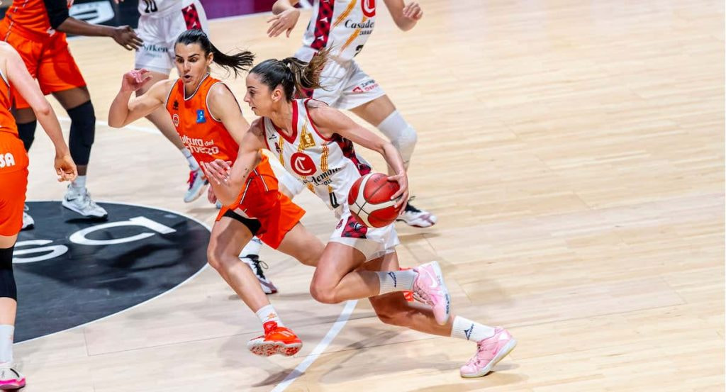 Una jugadora del Casademont Zaragoza penetra con el balón ante la defensa del Valencia Basket