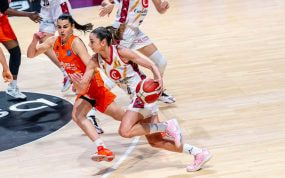 Una jugadora del Casademont Zaragoza penetra con el balón ante la defensa del Valencia Basket