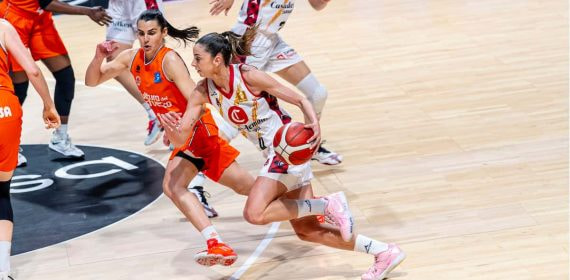 Una jugadora del Casademont Zaragoza penetra con el balón ante la defensa del Valencia Basket