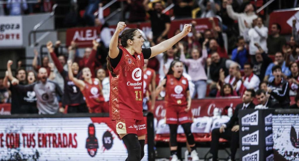 Vega Gimeno celebra con los puños en alto vestida con la camiseta roja del Casademont Zaragoza
