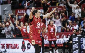 Vega Gimeno celebra con los puños en alto vestida con la camiseta roja del Casademont Zaragoza