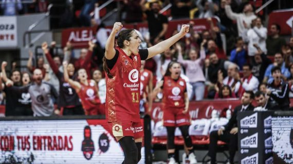 Vega Gimeno celebra con los puños en alto vestida con la camiseta roja del Casademont Zaragoza