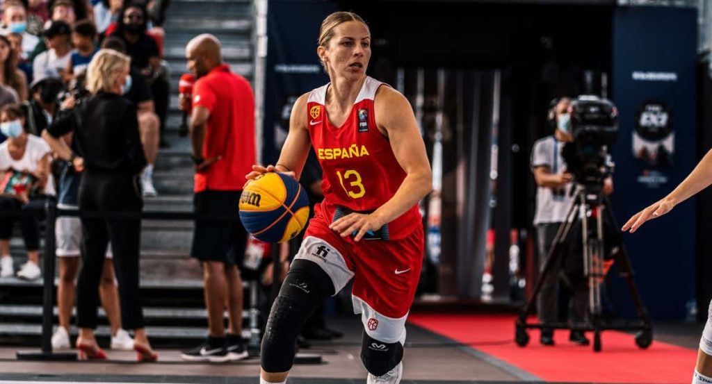 Sandra Ygueravide, con el 13 de España, bota el balón en un torneo de baloncesto 3x3