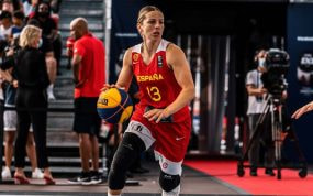 Sandra Ygueravide, con el 13 de España, bota el balón en un torneo de baloncesto 3x3