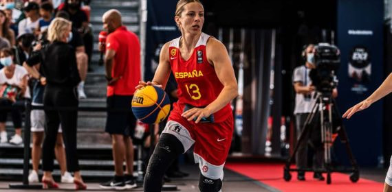 Sandra Ygueravide, con el 13 de España, bota el balón en un torneo de baloncesto 3x3