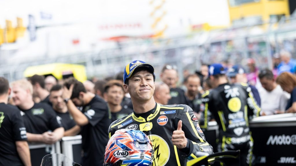 El piloto japonés Ai Ogura sonríe con el casco en la mano en la parrilla del Gran Premio de Alemania