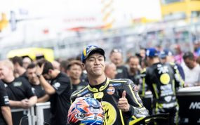 El piloto japonés Ai Ogura sonríe con el casco en la mano en la parrilla del Gran Premio de Alemania