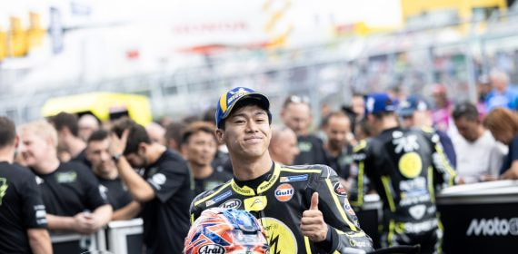El piloto japonés Ai Ogura sonríe con el casco en la mano en la parrilla del Gran Premio de Alemania