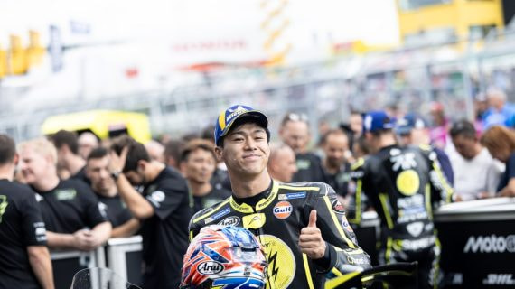 El piloto japonés Ai Ogura sonríe con el casco en la mano en la parrilla del Gran Premio de Alemania