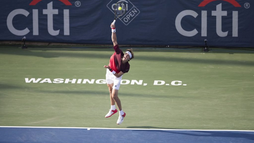Alexander Zverev salta para golpear un saque durante un partido del Citi Open de Washington