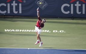 Alexander Zverev salta para golpear un saque durante un partido del Citi Open de Washington