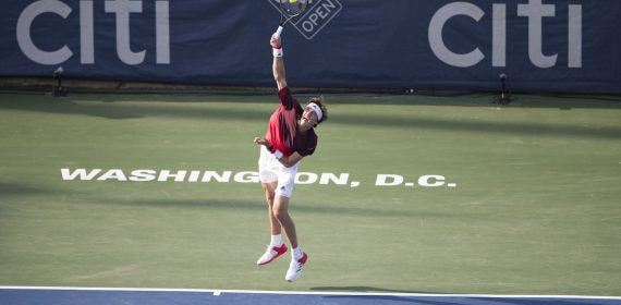Alexander Zverev salta para golpear un saque durante un partido del Citi Open de Washington
