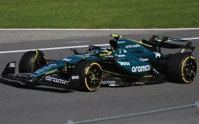 El Aston Martin verde con el dorsal 14 de Fernando Alonso traza una curva en el circuito de Austria