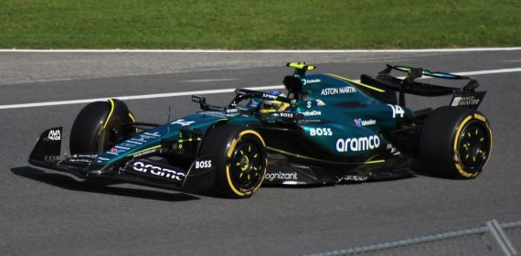 El Aston Martin verde con el dorsal 14 de Fernando Alonso traza una curva en el circuito de Austria