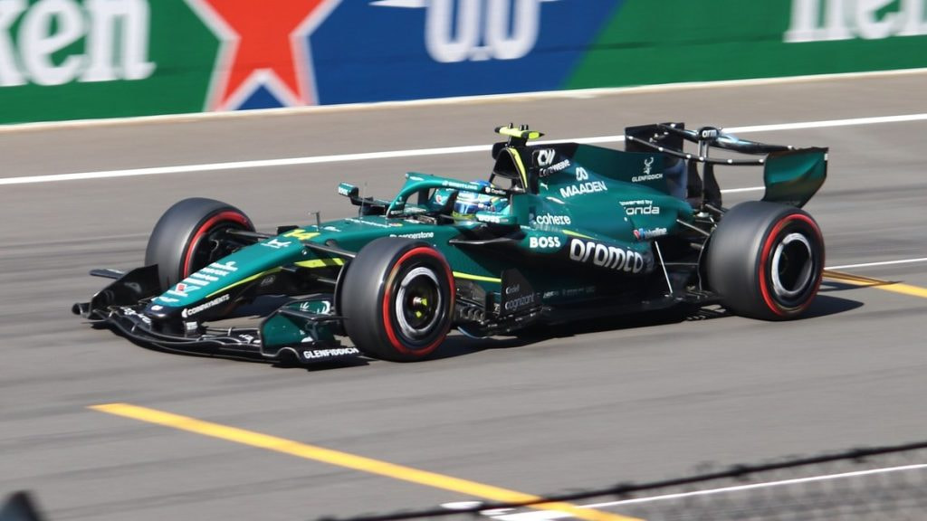 Fernando Alonso rueda con el Aston Martin AMR26 en la clasificación del Gran Premio de China de 2026