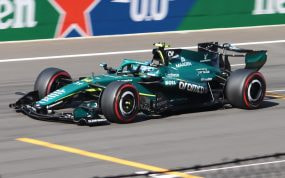 Fernando Alonso rueda con el Aston Martin AMR26 en la clasificación del Gran Premio de China de 2026
