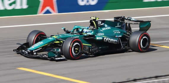 Fernando Alonso rueda con el Aston Martin AMR26 en la clasificación del Gran Premio de China de 2026