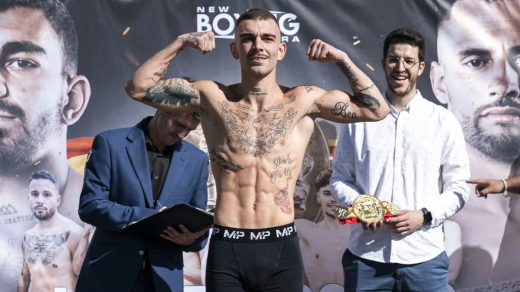 Jon Fernández 'Jonfer' flexiona los brazos ante los fotógrafos en el pesaje oficial, con el cinturón en juego a su lado