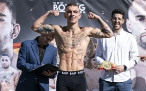 Jon Fernández 'Jonfer' flexiona los brazos ante los fotógrafos en el pesaje oficial, con el cinturón en juego a su lado
