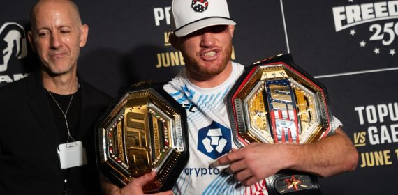 Justin Gaethje sujeta los dos cinturones del peso ligero tras vencer a Ilia Topuria en el UFC Freedom 250 de la Casa Blanca