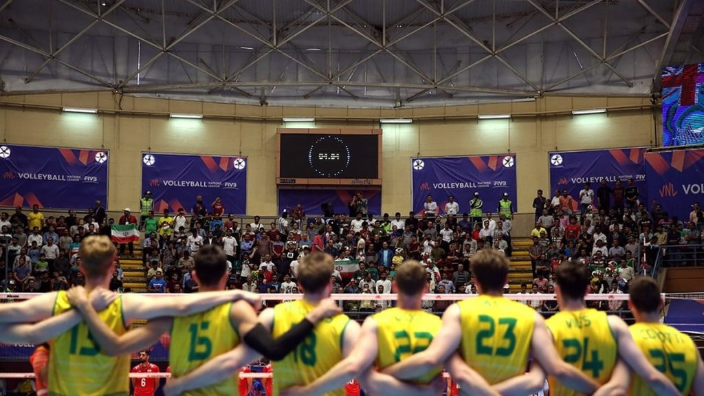 Remate en un partido de la Liga de Naciones masculina de voleibol de la FIVB