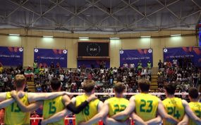 Remate en un partido de la Liga de Naciones masculina de voleibol de la FIVB