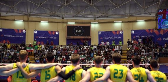Remate en un partido de la Liga de Naciones masculina de voleibol de la FIVB