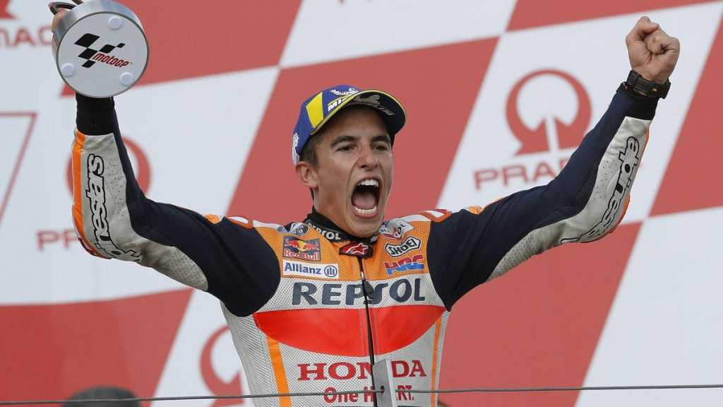 Marc Márquez celebra con los brazos en alto sobre el podio del Gran Premio de Alemania en el Sachsenring