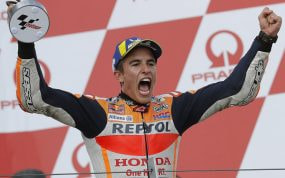 Marc Márquez celebra con los brazos en alto sobre el podio del Gran Premio de Alemania en el Sachsenring