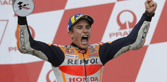 Marc Márquez celebra con los brazos en alto sobre el podio del Gran Premio de Alemania en el Sachsenring