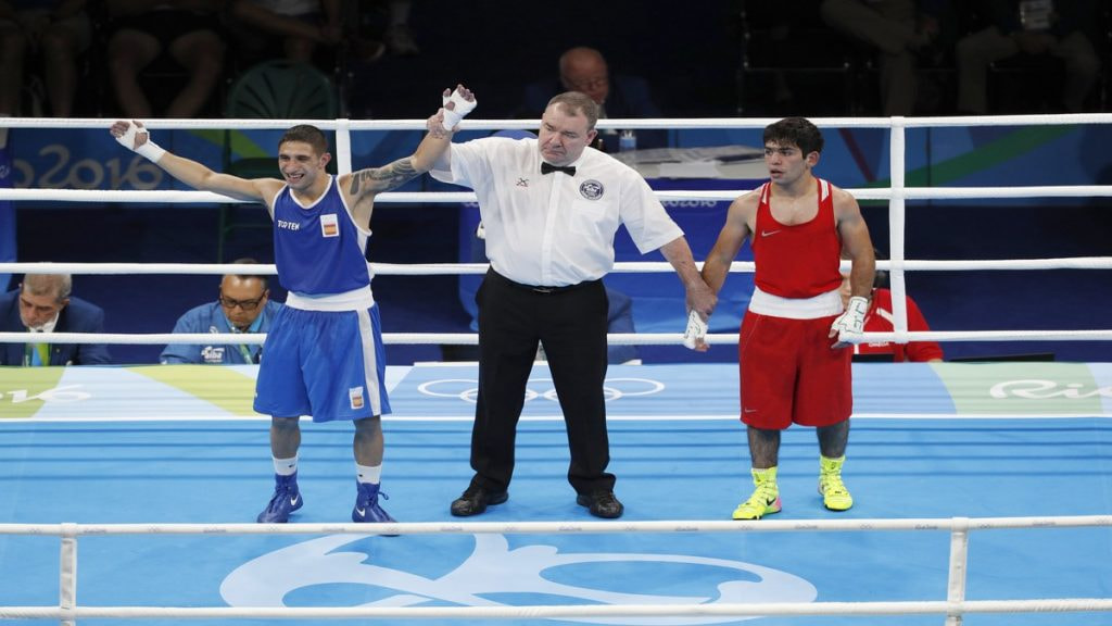 Samuel Carmona celebra su victoria ante Artur Hovhannisyan en el torneo de boxeo de los Juegos de Río 2016
