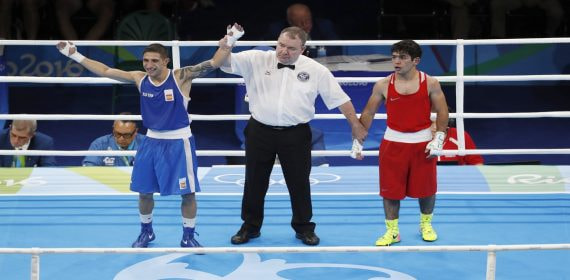 Samuel Carmona celebra su victoria ante Artur Hovhannisyan en el torneo de boxeo de los Juegos de Río 2016