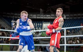 Samuel Carmona, con equipación roja de España, encara a Paddy Barnes en el ring durante los Juegos de Río 2016